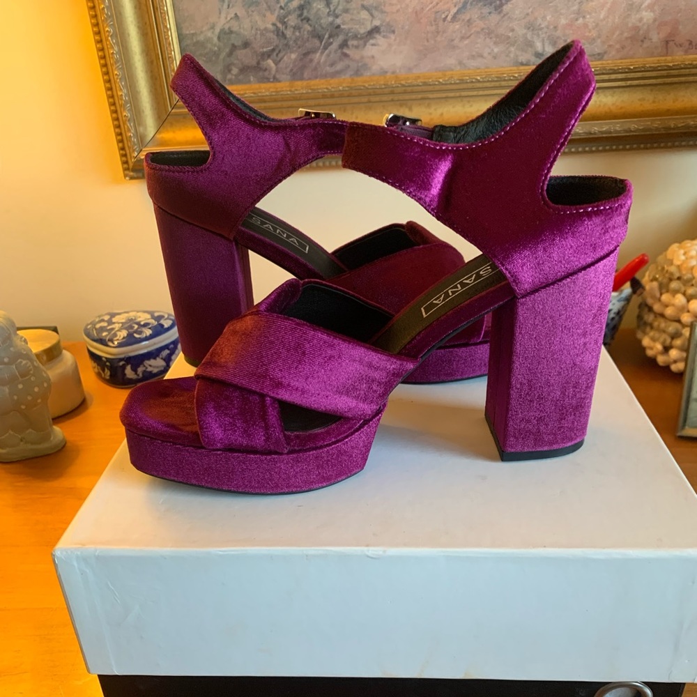 Super cute velvet platform shoes